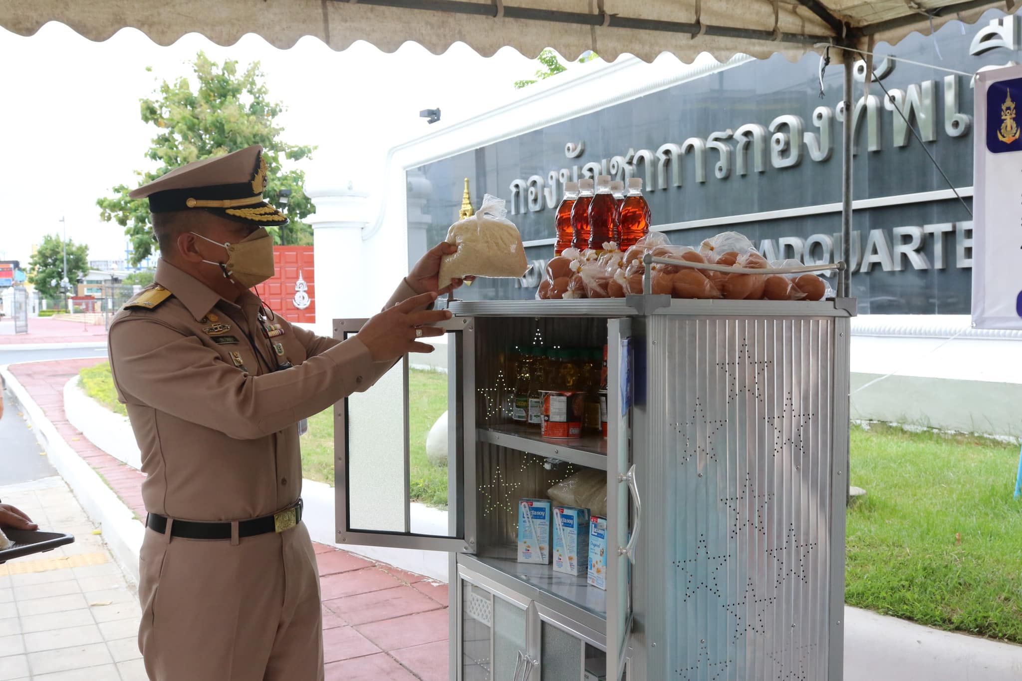 กรมการขนส่งทหารเรือ เติมตู้ปันสุข แบ่งเบาภาระ ความเดือดร้อนปชช.ในช่วงโควิด 3 230702453 325463775993506 3630645663841821289 n