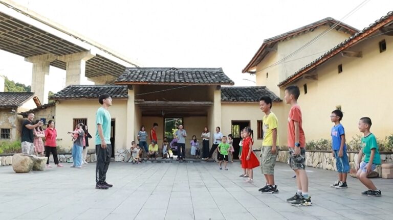 หนุ่มฮ่องกงสอนสตรีทแดนซ์ให้เด็กในชนบทจีน