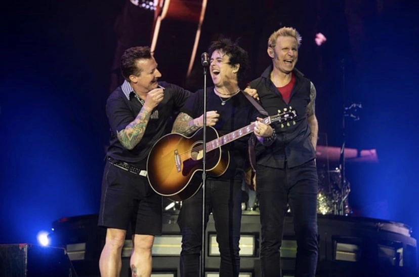 สิทธิทำแท้ง, Green Day, นักร้องนำวง Green Day, บิลลี โจ อาร์มสตรอง, Billie Joe Armstrong, วง Green Day, สละสัญชาติ,​ Hella Mega