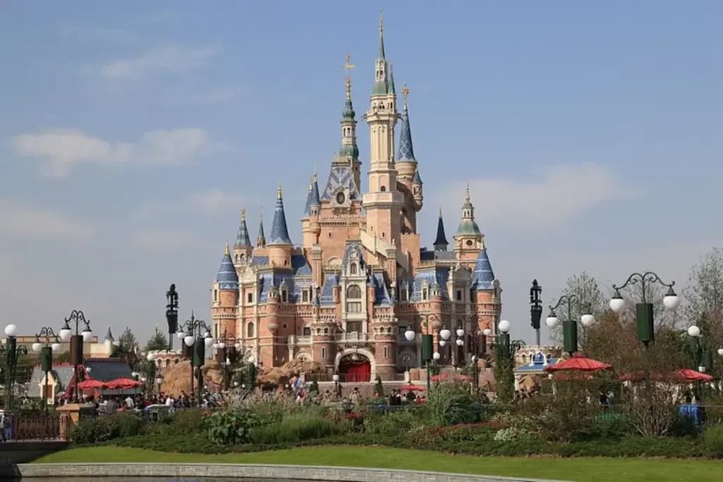 Disneyland, disney land shanghai, เซี่ยงไฮ้ ดิสนีย์ แลนด์, ดิสนีย์ แลนด์ เซี่ยงไฮ้, Shanghai Disneyland, สวนสนุกเซี่ยงไฮ้ ดิสนีย์แลนด์, โควิด-19, Shanghai Disneyland Hotel, เซี่ยงไฮ้ ดิสนีย์ รีสอร์ต, นักท่องเที่ยว, Shanghai Disney Resort