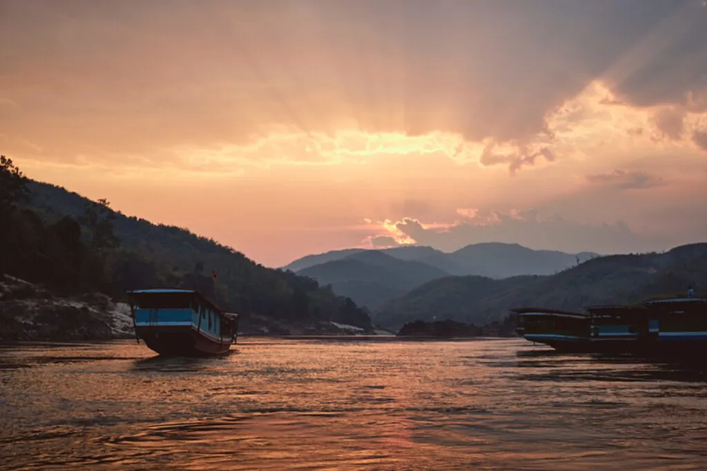 สาธารณรัฐประชาธิปไตยประชาชนลาว