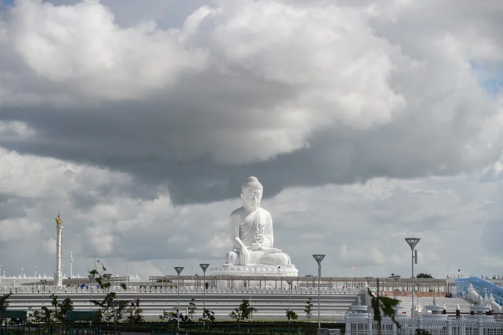 พระพุทธรูปหินอ่อน, พระพุทธรูปหินอ่อนใหญ่ที่สุดในโลก, เมียนมา, กรุงเนปิดอว์, พระพุทธรูปแกะสลักจากหินอ่อนที่สูงที่สุดในโลก