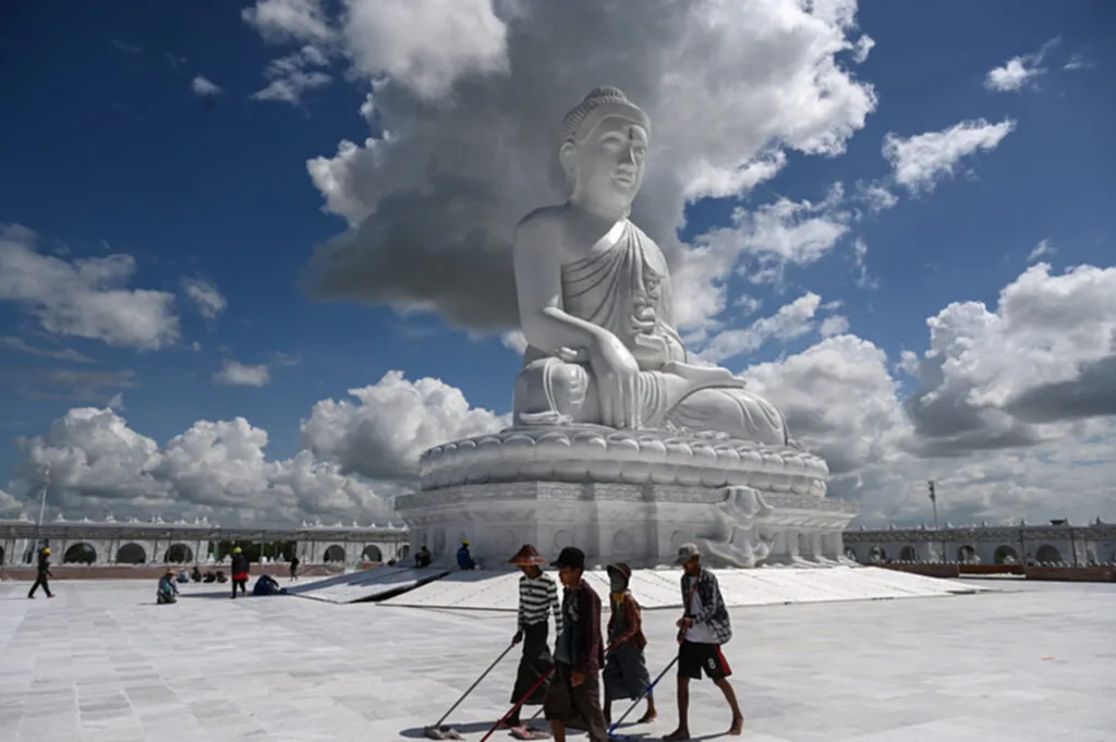 พระพุทธรูปหินอ่อน, พระพุทธรูปหินอ่อนใหญ่ที่สุดในโลก, เมียนมา, กรุงเนปิดอว์, พระพุทธรูปแกะสลักจากหินอ่อนที่สูงที่สุดในโลก