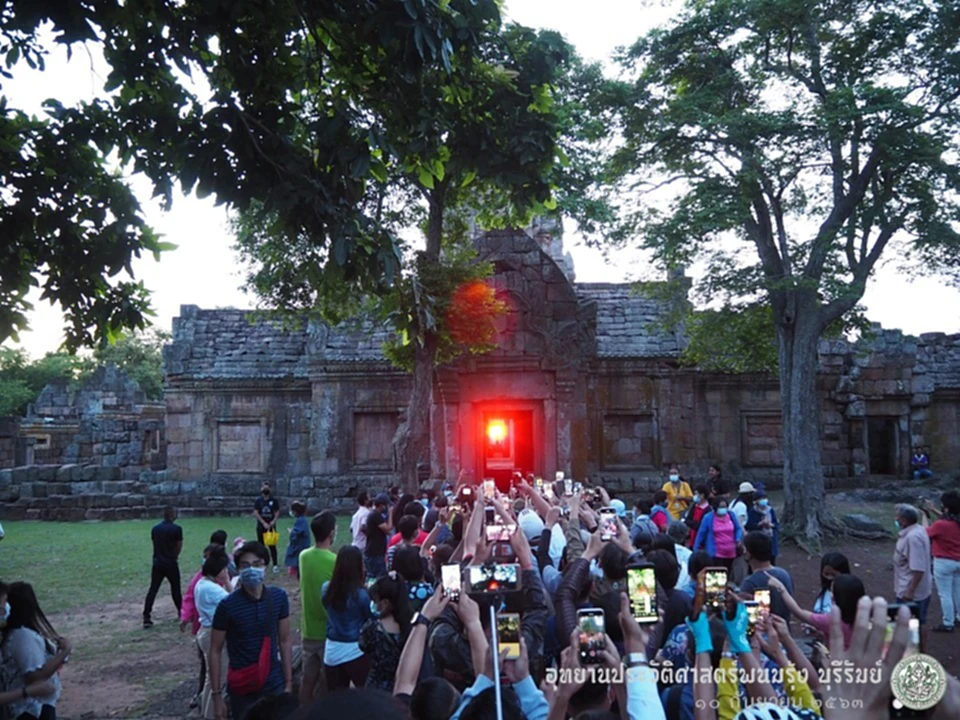 ปราสาทพนมรุ้ง ที่เที่ยวบุรีรัมย์ ปรากฏการณ์ปราสาทพนมรุ้ง พระอาทิตย์ลอด 15 ช่องประตู 2566 พระอาทิตย์ ลอดช่อง ประตู 