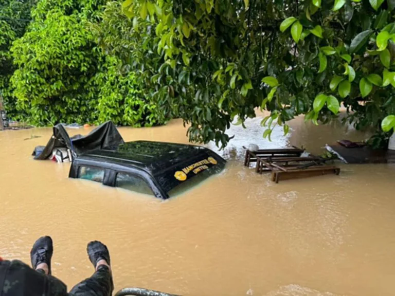 TOP News เกาะติดสถานการณ์ น้ำท่วม ล่าสุด กรมอุตุนิยมวิทยา พยากรณ์อากาศประจำวัน (27 ธันวาคม 2566) 18.00 น. วันนี้ ถึง 18.00 น. วันพรุ่งนี้ ภาคใต้ (ฝั่งตะวันออก) มีฝนฟ้าคะนอง ร้อยละ 30 ของพื้นที่ ส่วนมากบริเวณจังหวัดพัทลุง สงขลา ปัตตานี ยะลา และนราธิวาส ขณะที่ กองทัพภาคที่ 4 ออกช่วยเหลือประชาชนที่ประสบอุทกภัย