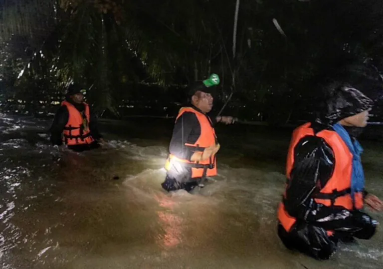 TOP News เกาะติดสถานการณ์ น้ำท่วม ล่าสุด กรมอุตุนิยมวิทยา พยากรณ์อากาศประจำวัน (27 ธันวาคม 2566) 18.00 น. วันนี้ ถึง 18.00 น. วันพรุ่งนี้ ภาคใต้ (ฝั่งตะวันออก) มีฝนฟ้าคะนอง ร้อยละ 30 ของพื้นที่ ส่วนมากบริเวณจังหวัดพัทลุง สงขลา ปัตตานี ยะลา และนราธิวาส ขณะที่ กองทัพภาคที่ 4 ออกช่วยเหลือประชาชนที่ประสบอุทกภัย