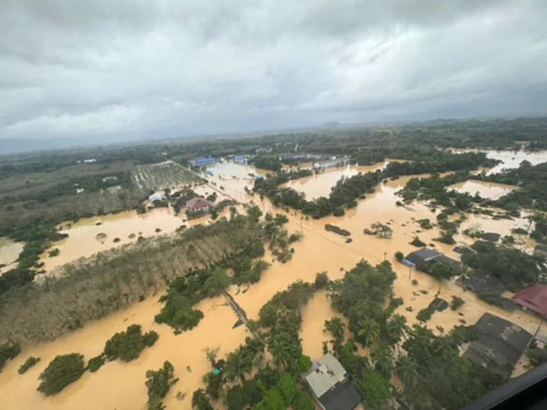 TOP News เกาะติดสถานการณ์ น้ำท่วม ล่าสุด กรมอุตุนิยมวิทยา พยากรณ์อากาศประจำวัน (27 ธันวาคม 2566) 18.00 น. วันนี้ ถึง 18.00 น. วันพรุ่งนี้ ภาคใต้ (ฝั่งตะวันออก) มีฝนฟ้าคะนอง ร้อยละ 30 ของพื้นที่ ส่วนมากบริเวณจังหวัดพัทลุง สงขลา ปัตตานี ยะลา และนราธิวาส ขณะที่ กองทัพภาคที่ 4 ออกช่วยเหลือประชาชนที่ประสบอุทกภัย