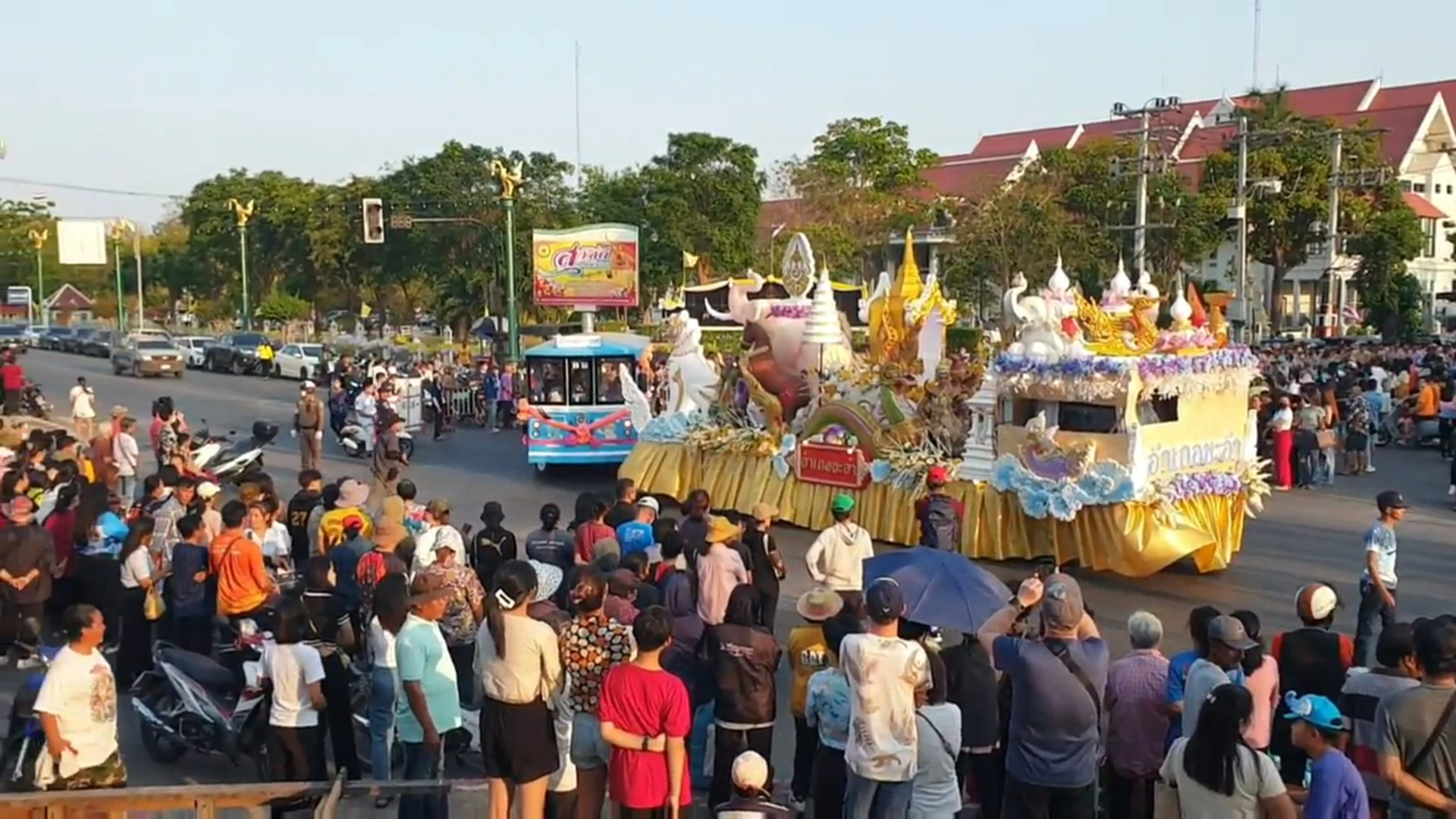 สุดยิ่งใหญ่ “งานพระนครคีรี-เมืองเพชร” ครั้งที่ 37 นักท่องเที่ยวนับหมื่น แห่ขึ้นเขาวังชมแสงสี