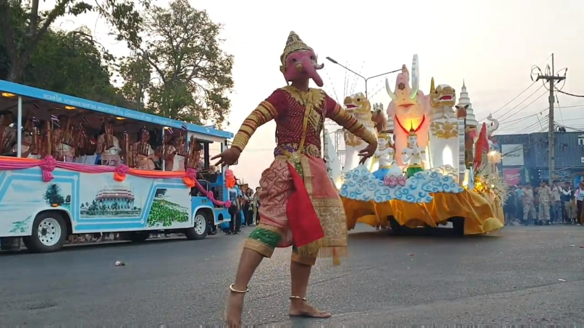 สุดยิ่งใหญ่ “งานพระนครคีรี-เมืองเพชร” ครั้งที่ 37 นักท่องเที่ยวนับหมื่น แห่ขึ้นเขาวังชมแสงสี