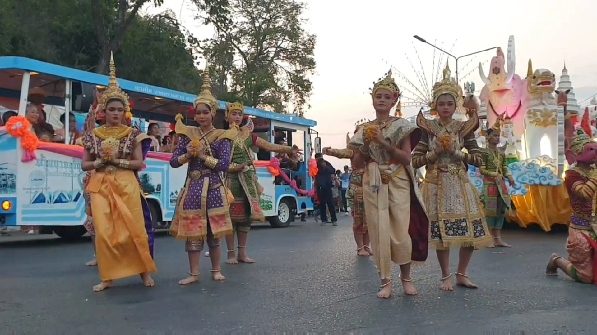 สุดยิ่งใหญ่ “งานพระนครคีรี-เมืองเพชร” ครั้งที่ 37 นักท่องเที่ยวนับหมื่น แห่ขึ้นเขาวังชมแสงสี