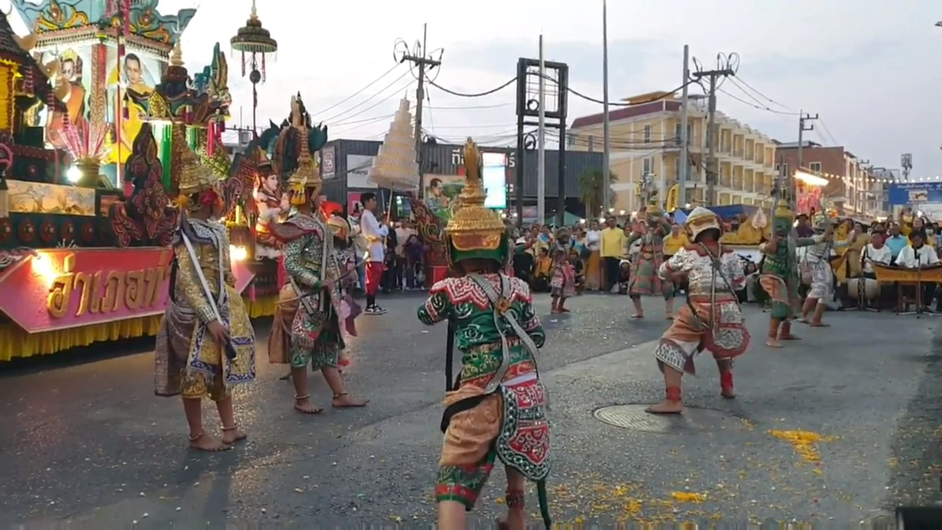 สุดยิ่งใหญ่ “งานพระนครคีรี-เมืองเพชร” ครั้งที่ 37 นักท่องเที่ยวนับหมื่น แห่ขึ้นเขาวังชมแสงสี