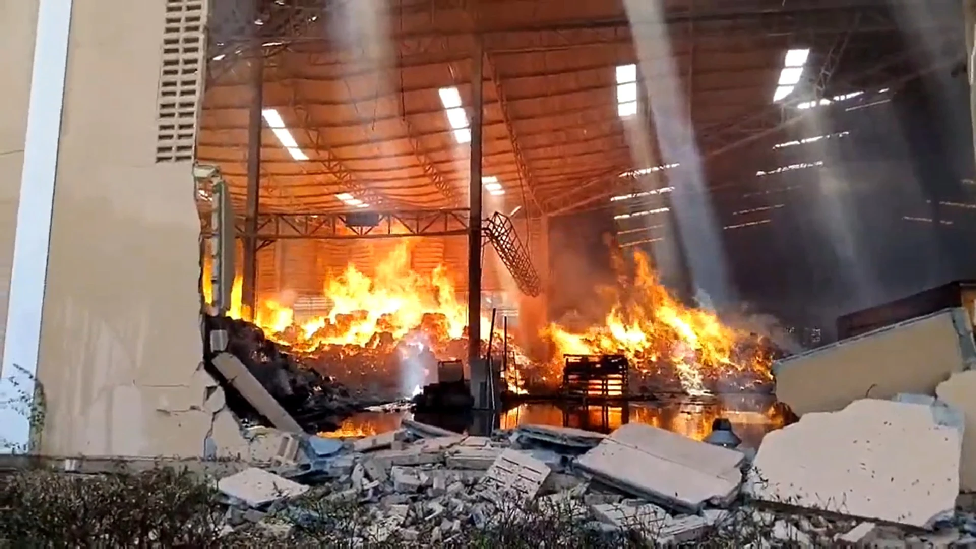 ไฟไหม้ "โรงงานกระดาษ" จ.นครปฐม เสียหายไม่ต่ำกว่า 15 ล้านบาท