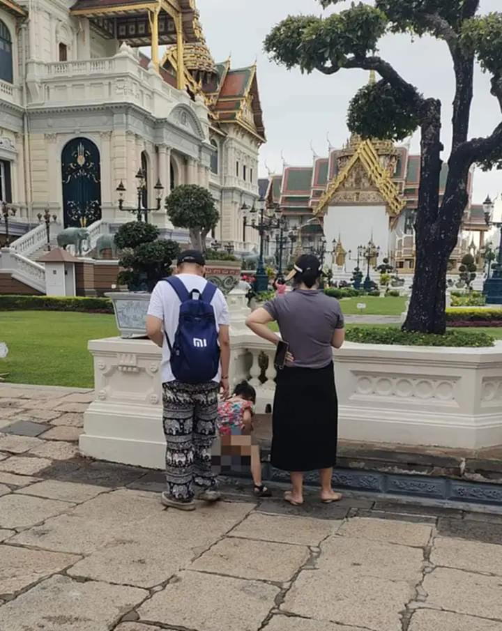 นทท.ปล่อยลูกยืนฉี่กลาง “วัดพระแก้ว” ชาวเน็ตถกสนั่น ทำไมทำแบบนี้?