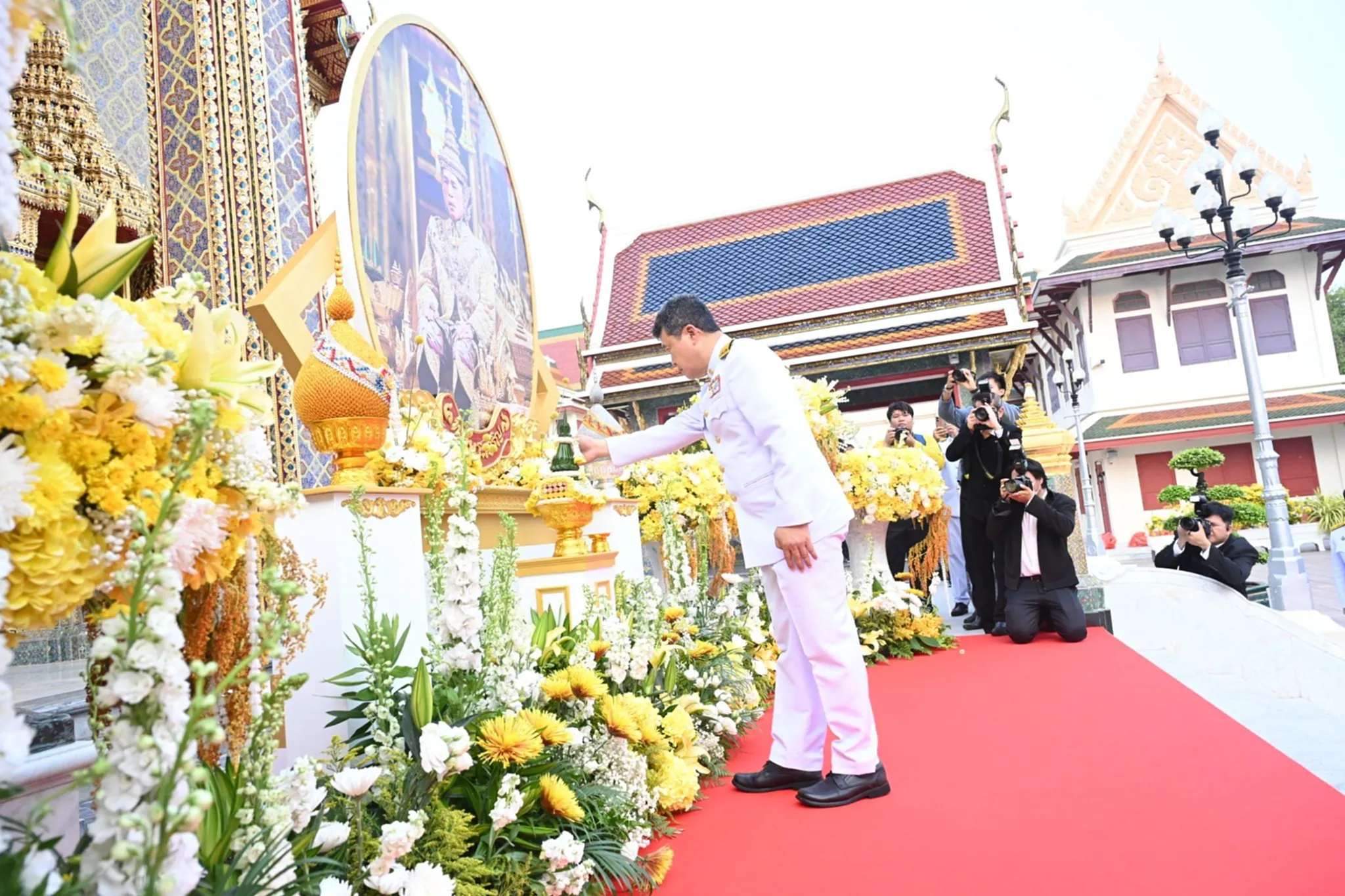 มท.จัดพิธีทำบุญตักบาตร ถวายพระราชกุศล เนื่องในโอกาสวันฉัตรมงคล