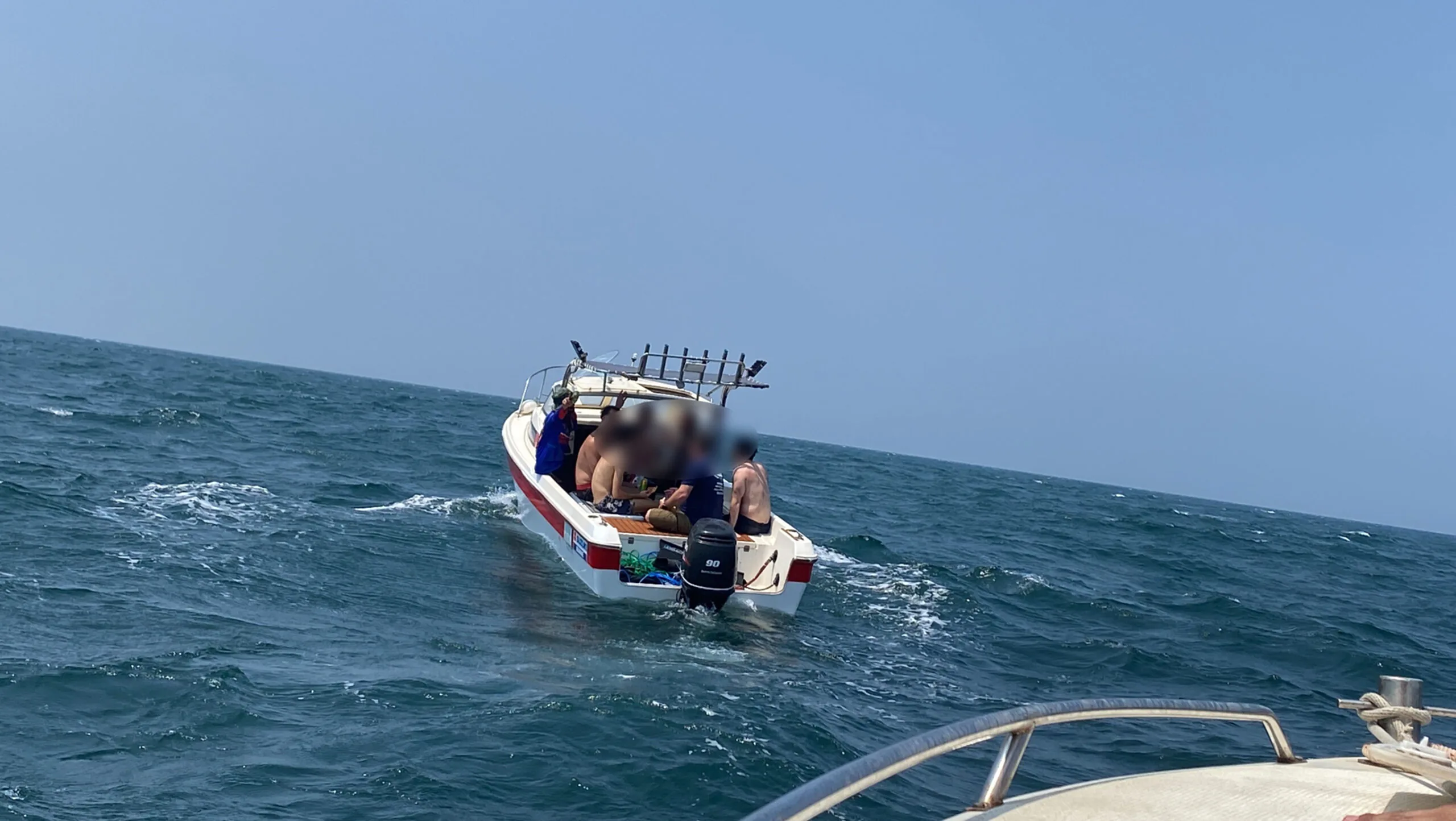 ตามหาวุ่น 4 ชีวิต นักดำน้ำชาวต่างชาติ หลังเรือลอยเคว้งกลางทะเล โชคช่วยพบติดเกาะมารวิชัย