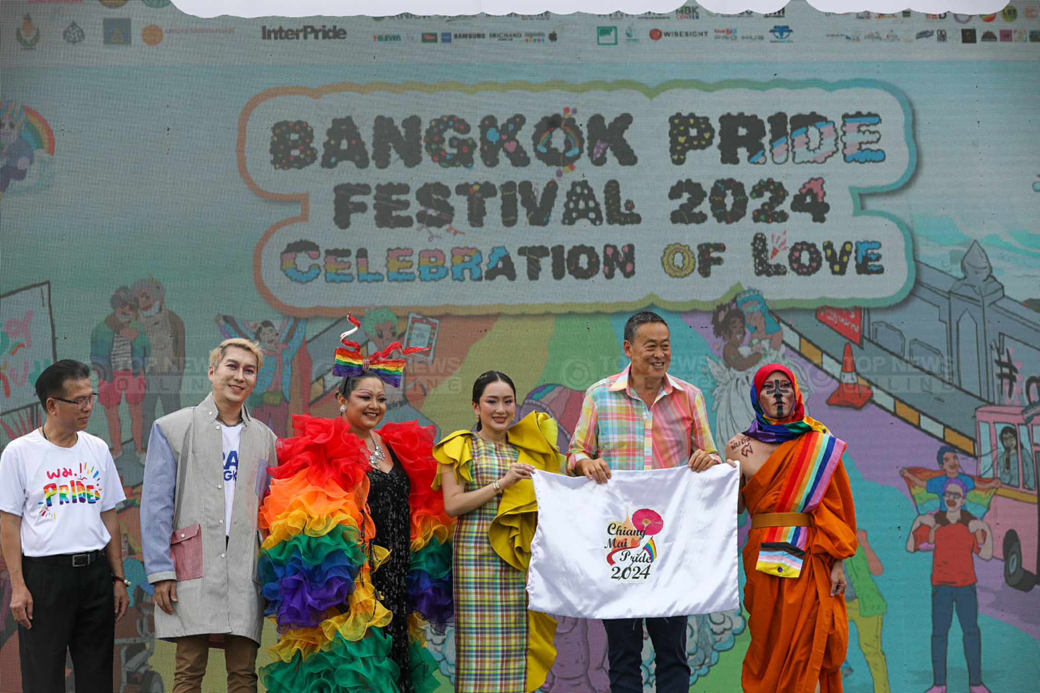 สุดคึกคัก "นายกฯ" ควง "อุ๊งอิ๊ง” สวมเสื้อสีรุ้ง ร่วมขบวนพาเหรด Pride Festival 2024 ชาว LGBTQIAN+ ต้อนรับแน่น