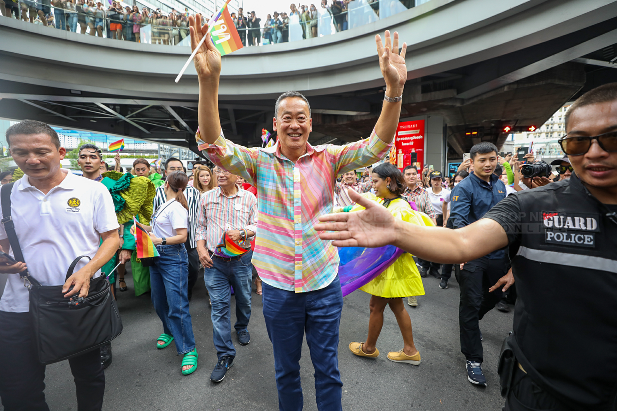  "นายกฯ" ควง "อุ๊งอิ๊ง” สวมเสื้อสีรุ้ง ร่วมขบวนพาเหรด Pride Festival 2024 ชาว LGBTQIAN+ ต้อนรับแน่น