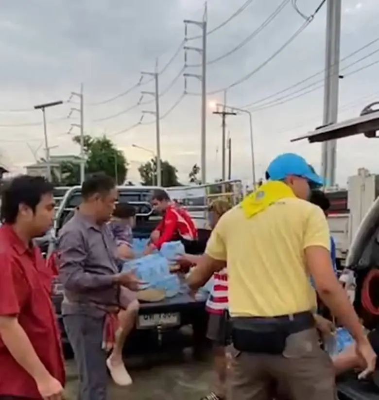 มูลนิธิ "ธรรมนัส พรหมเผ่า" มอบข้าวกล่อง น้ำดื่ม บรรเทาทุกข์ ปชช. ประสบภัยน้ำท่วม จ.ตราด