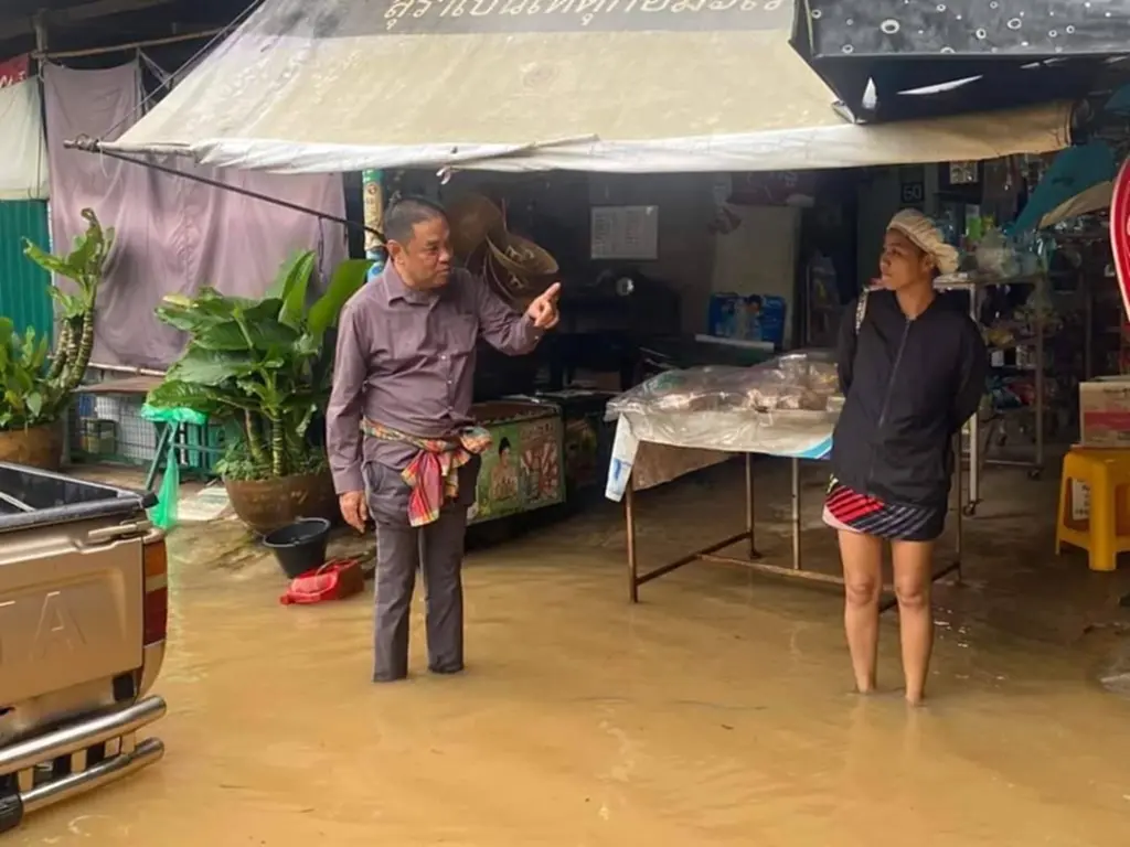 มูลนิธิ "ธรรมนัส พรหมเผ่า" มอบข้าวกล่อง น้ำดื่ม บรรเทาทุกข์ ปชช. ประสบภัยน้ำท่วม จ.ตราด