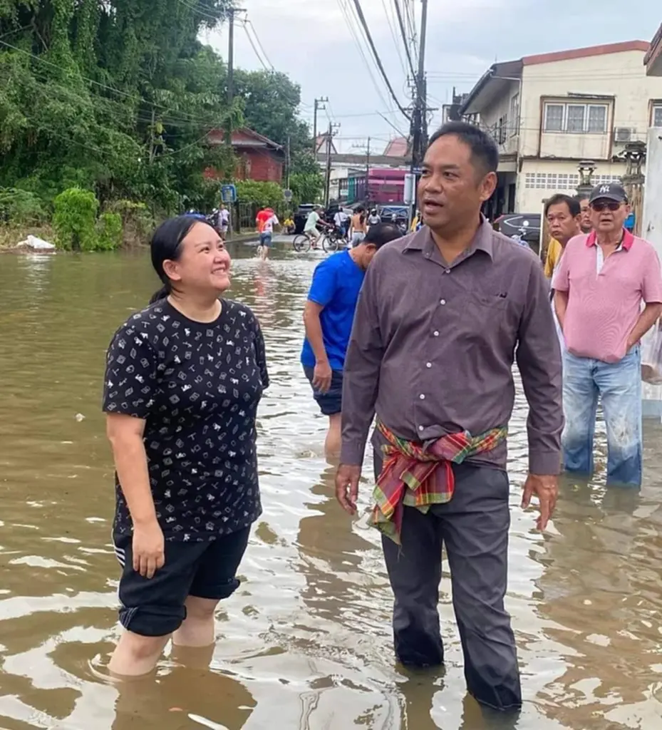 มูลนิธิ "ธรรมนัส พรหมเผ่า" มอบข้าวกล่อง น้ำดื่ม บรรเทาทุกข์ ปชช. ประสบภัยน้ำท่วม จ.ตราด