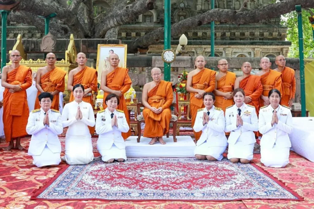 ในหลวง โปรดเกล้าฯ พระราชทานผ้าไตร 