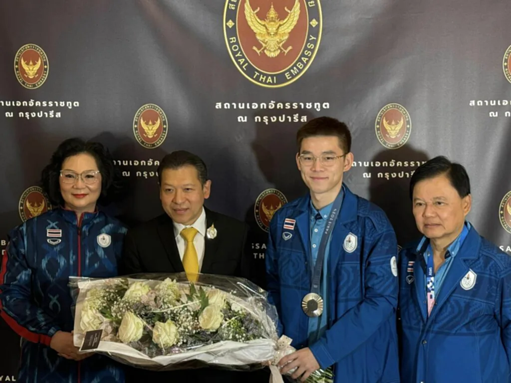 สมเด็จพระเจ้าลูกเธอ เจ้าฟ้าสิริวัณณวรีฯ พระราชทานดอกไม้ ยินดี วิว กุลวุฒิ