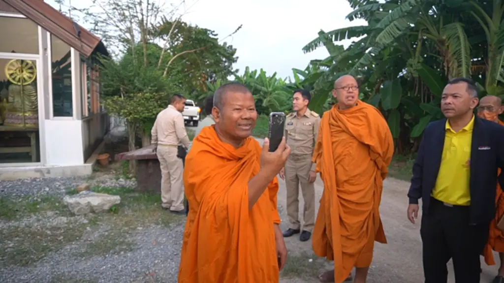 พระปีนเสา