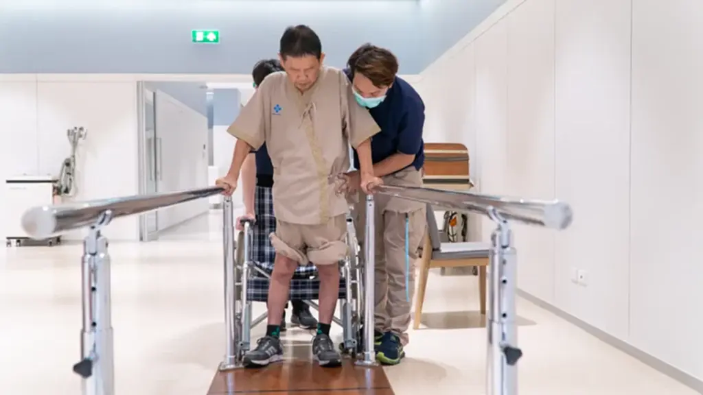 PNKG Recovery and Elder care ศูนย์ฟื้นฟูผู้ป่วยโรคหลอดเลือดสมอง และฟื้นฟูผู้ป่วยหลังผ่าตัดเป็นอีกหนึ่งทางเลือกที่น่าสนใจไม่น้อย เพราะที่นี่เป็นศูนย์กายภาพบำบัดที่มีพื้นฐานจากญี่ปุ่น มีความเชี่ยวชาญด้านเวชศาสตร์ฟื้นฟูเฉพาะทางด้านการฟื้นฟูร่างกายหลังผ่าตัด ทั้งสโตรก (Stroke) โรคพาร์กินสัน โรคระบบประสาท โรคระบบกระดูกและกล้ามเนื้อ ภาวะถดถอยทางร่างกาย (Disuse Syndrome) กล้ามเนื้ออ่อนแรงและผู้ป่วยติดเตียง (Bedridden) 