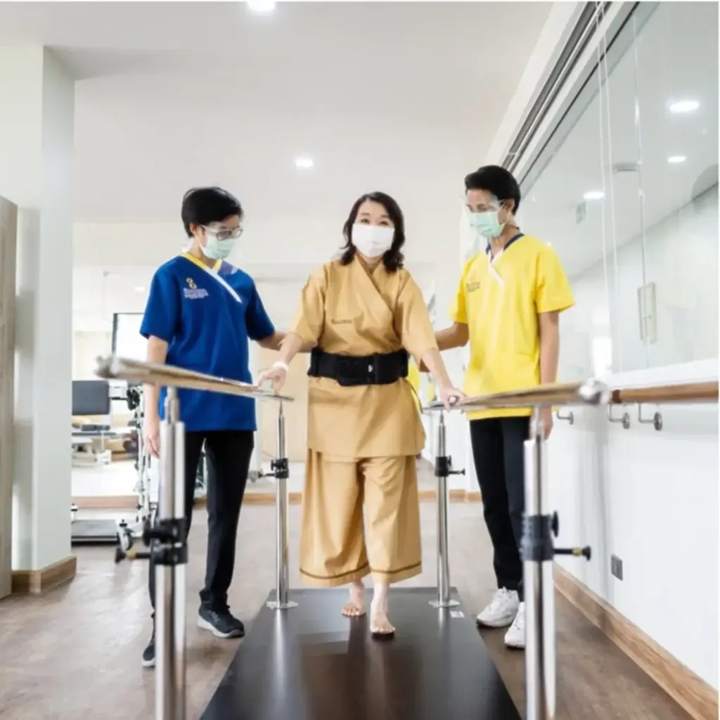 The Senizens Stroke Rehab Center ศูนย์ฟื้นฟู ส่งเสริมและป้องกันด้านสุขภาพด้วยทีมแพทย์เฉพาะทาง ครอบคลุมทั้งระบบประสาท ระบบกระดูกและกล้ามเนื้อ ผู้ป่วยหลังผ่าตัด ระบบหัวใจและปอด กลุ่มผู้ป่วยติดเตียง และผู้สูงอายุ