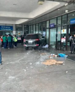 คนร้ายขับรถพุ่งชนประตูสนามบินมะนิลา
