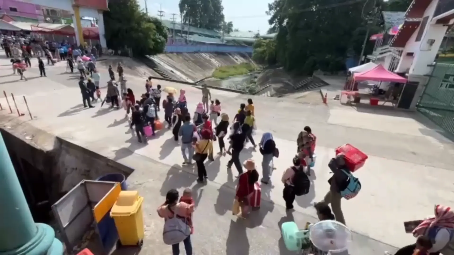 Cambodian workers flock to border to return home | News by Thaiger