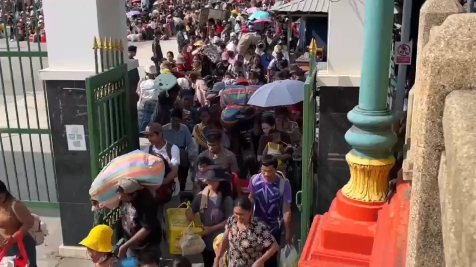 Cambodian workers flock to border to return home | News by Thaiger