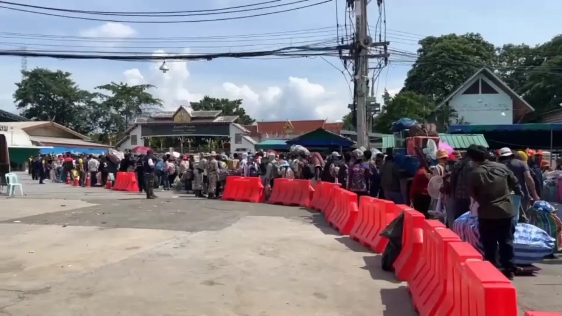 Cambodian workers flock to border to return home | News by Thaiger