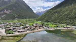 ทิเบตอนุรักษ์หมู่บ้านโบราณใกล้ทะเลสาบ