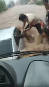 ฮีโร่ทุบกระจกช่วยรถติดรถ