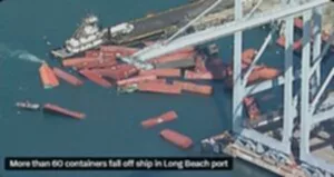 ตู้คอนเทนเนอร์ร่วงน้ำที่ท่าเรือ Longbeach