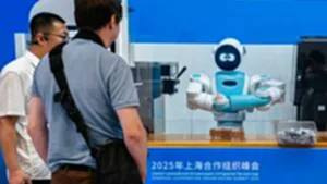 (SCO Tianjin Summit) CHINA-TIANJIN-MEDIA CENTER-ROBOTS (CN)