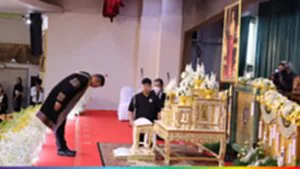 ปก web - บัณฑิตใหม่ ร่วมแสดงความอาลัย สมเด็จพระพันปีหลวง 2