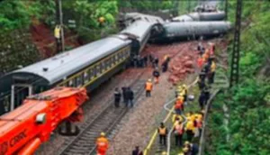 รถไฟทดสอบจีนชนกลุ่มคนงาน