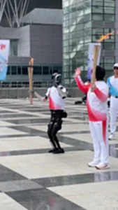 หุ่นยนต์ฮิวแมนนอยด์ถือคบเพลิง