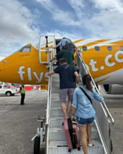 ชาวสิงคโปร์ถึงบ้านปลอดภัย