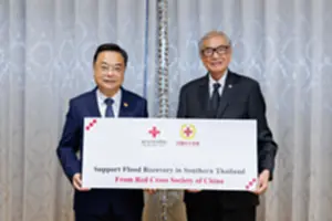 ทูตจีนมอบเงินให้ผู้ประสบภัย