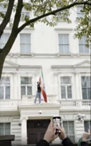 ผู้ประท้วงปีนสถานทูตอิหร่านที่ลอนดอน