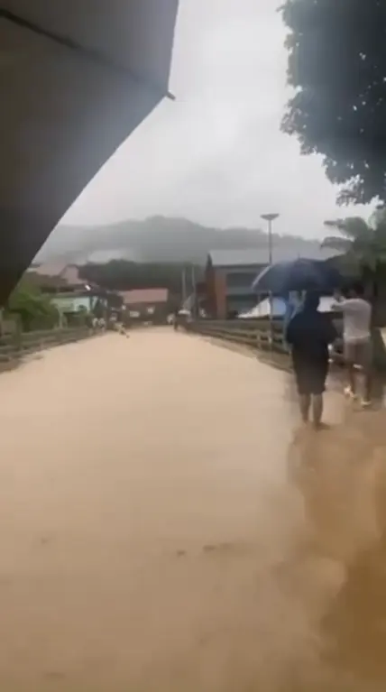 อ.พนม